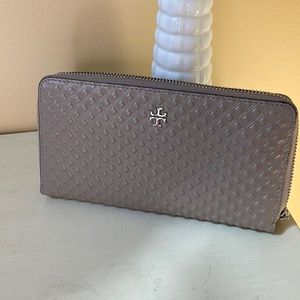 NWT Tory Burch French Gray Zip Continental